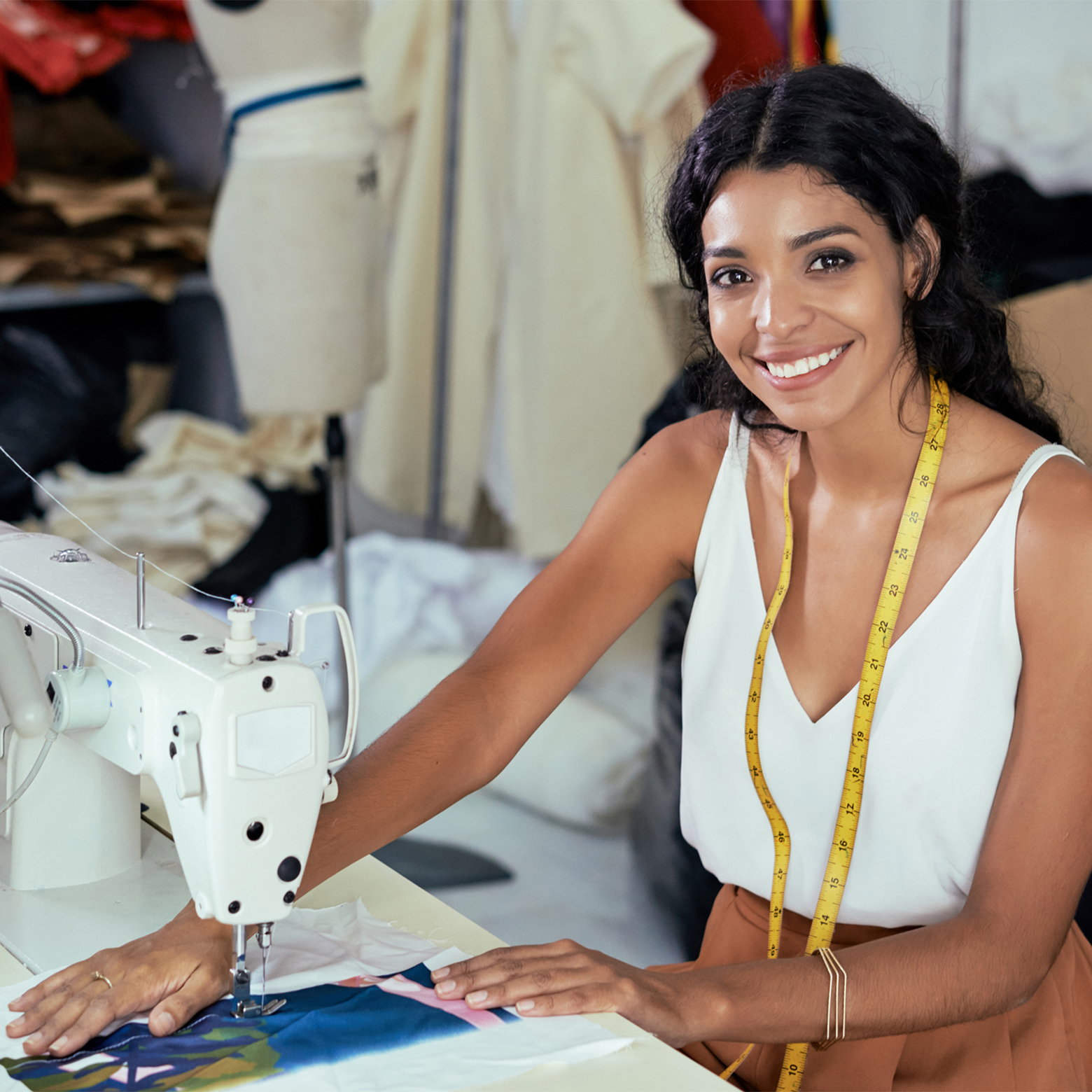 Eine junge Frau an einer Nähmaschine